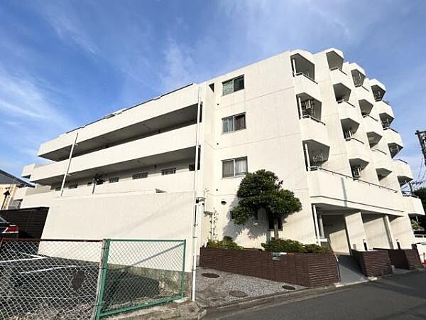 陽光を心地よく反射する明るいホワイト系の外壁が、爽やかで開放的な雰囲気を演出しています。お気軽にお問い合わせください。