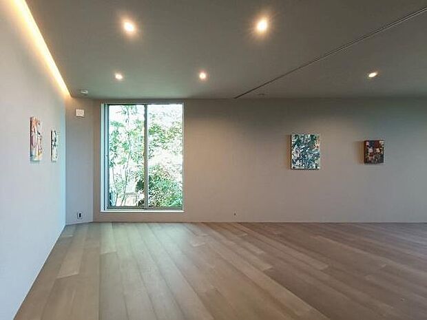 まるで上質な美術館のようにお気に入りのアートが映える、洗練された洋室。壁面に飾られたアートワークを引き立てる、間接照明とダウンライトの巧みな光の演出を採用しています。