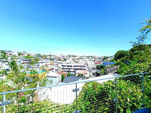 豊かな自然の緑と抜けた空を身近に感じられるロケーションは、日々の暮らしにゆとりをもたらします。
