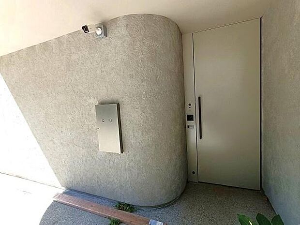 フラットなデザインのドアにはスマートキーシステムが組み込まれており、見た目の美しさだけでなく、高い防犯性と利便性を両立させています。