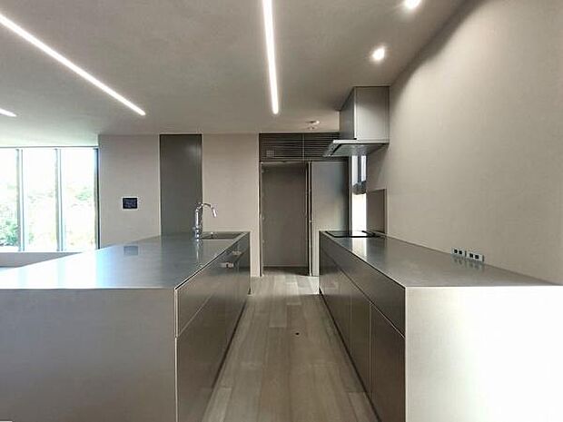 こだわりの住まいの中心にふさわしい、ハイエンドなステンレスキッチン。その重厚感とシャープなラインは、インテリアの一部として空間を格上げします