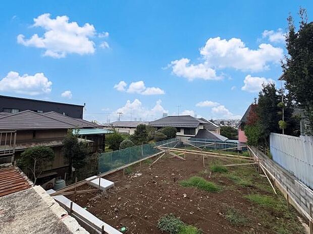 都心の利便性と、緑豊かな「三ツ沢公園」の潤いを同時に享受できるロケーション。小学校も徒歩8分圏内で家族が長く心地よく暮らせる条件が整っています。