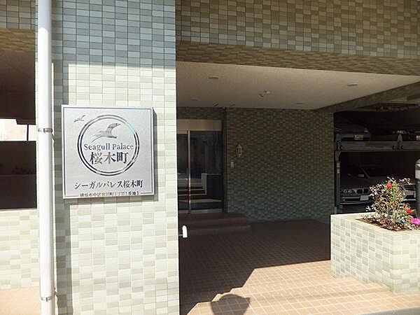手入れの行き届いた植栽の彩りやクリーンな空間が、横浜都心の利便性を享受しながらも心地よいプライベートへの切り替えを演出します。