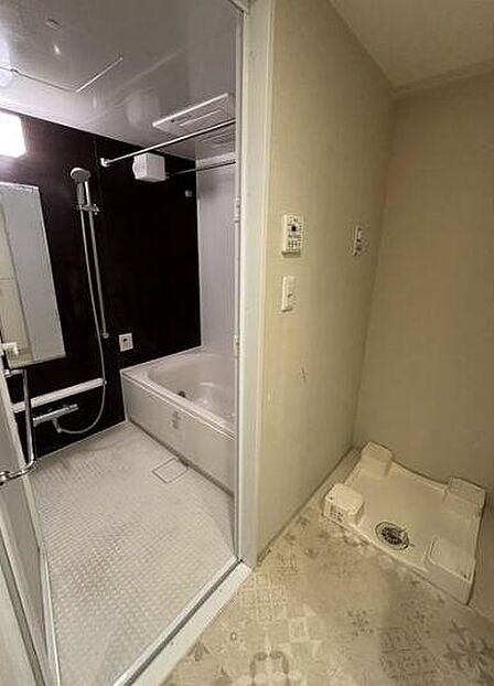 深みのあるダークブラウンのアクセントパネルを採用。天井には浴室換気乾燥機が設置されており、雨の日のお洗濯物の乾燥や、カビ予防・冬場のプレヒートなどにも重宝する便利な仕様です。