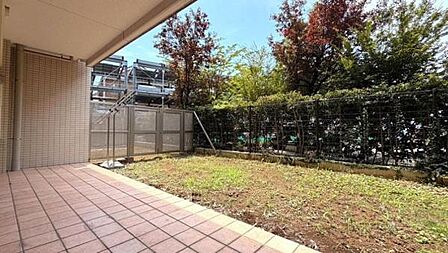 マンションの利便性を持ちながら、戸建てのようなゆとりと開放感を味わえるプライベートスペース。ガーデニングや家庭菜園はもちろん、心地よい風を感じながらリラックスできます。