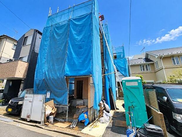 路地状部分がもたらす奥行きが、住まいに心地よい静寂と独立性を与えます。表通りの喧騒から一歩離れ、家族だけのプライベートな時間を守る隠れ家のような佇まい。帰宅するたびに安らぎを感じるアプローチです。