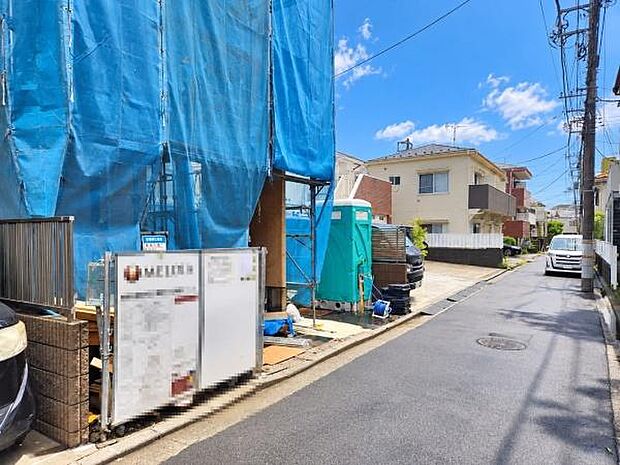 近隣の低層住宅と調和した街並みで、良好な住環境が保たれています。確保された空間が生むゆとりは、暮らしにゆとりを与え、住む人の感性を優しく刺激します。