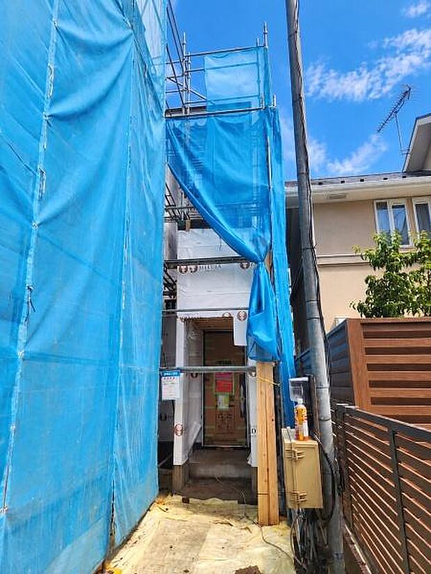 両側を建物に囲まれた奥まった立地は、まるで隠れ家のような特別感。喧騒から離れた穏やかな時間がここから始まります。