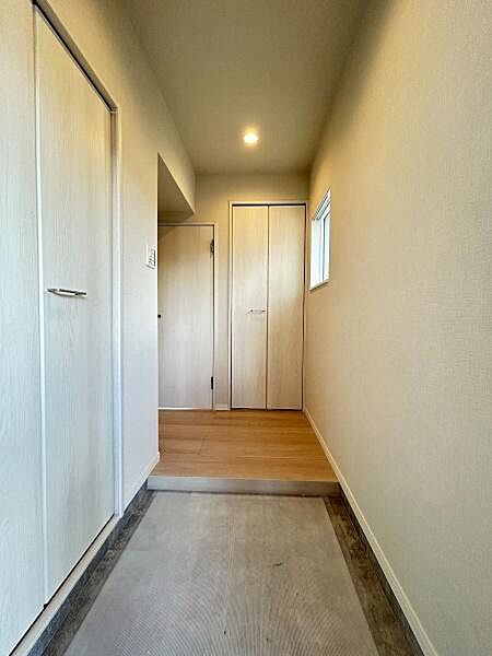 家の顔となる玄関こそ、すっきりと美しく、そして温かみのある空間に。優しい色合いの建具と木目が、帰宅した家族やゲストを優しく迎え入れてくれます。
