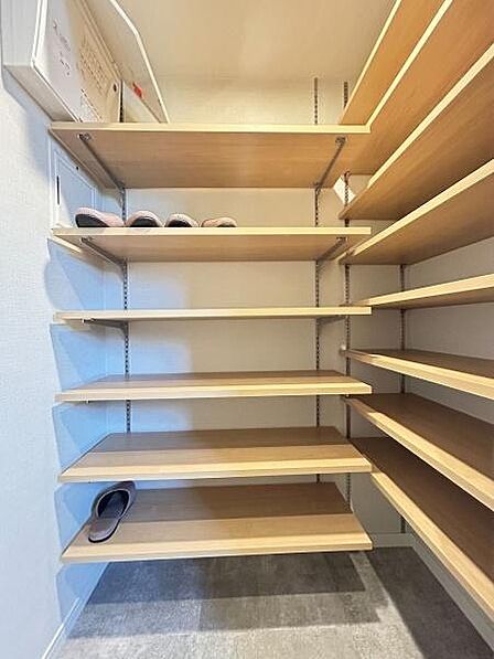 家族全員分の靴や小物をすっきり収納できる、大容量のSIC完備。多段式の棚により、靴はもちろん、ブーツや高さのある小物、お出かけ用のアイテムまで効率よく整理整頓できます。