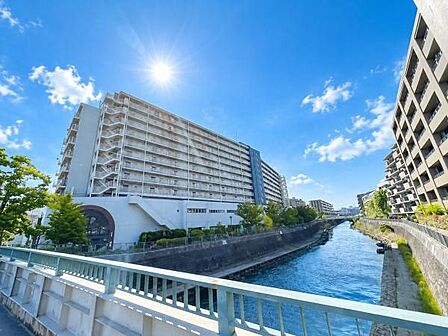 駅近・商業施設充実・エレベーター完備と、暮らしに必要な利便性が揃ったマンションです。時間にゆとりを持たせたい方にぴったりの住環境となっています。空室につき内覧受付中、お気軽にお問い合わせください。