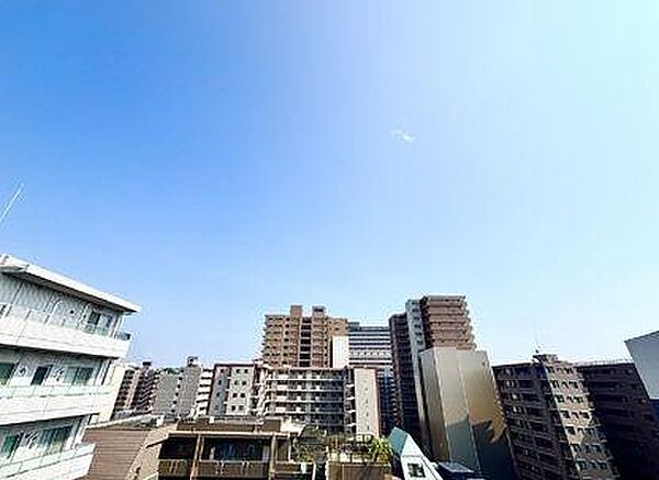 視界を遮る高い建物が少なく、どこまでも広がる青空を大きく見渡せる開放的な眺望が魅力です。抜けた視界から心地よい光と風がたっぷりと舞い込み、毎日の暮らしを爽やかに彩ります。