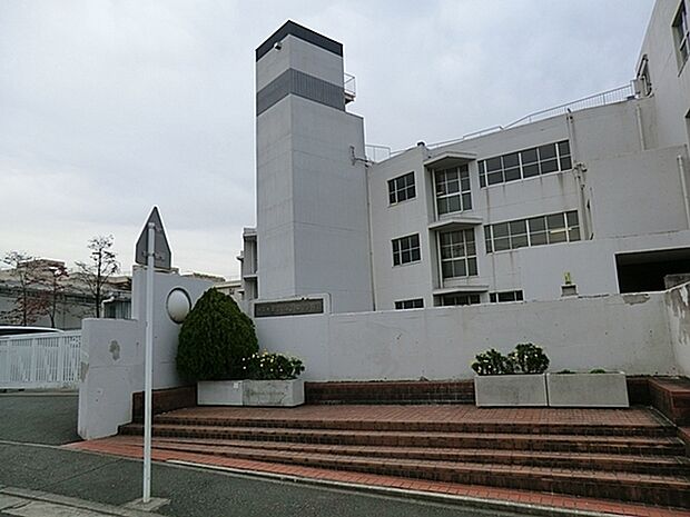 横浜市立川和中学校まで550m