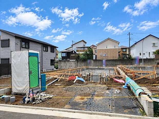 青空が広がる開放的な現地!建物が密集しにくいゆとりある敷地で、心地よい陽光と風を感じる住まい。建物同士の距離がしっかりと確保されています。