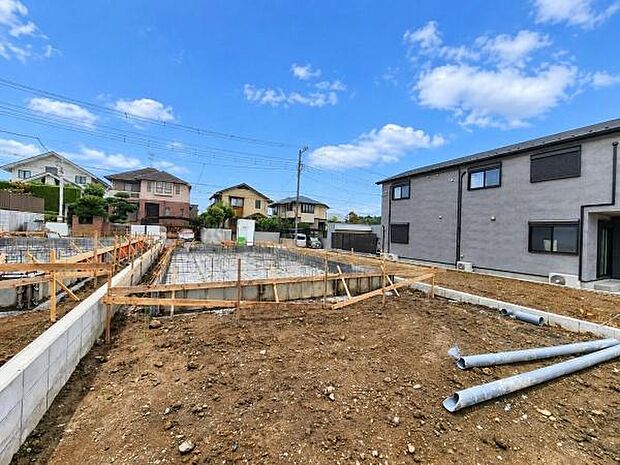 現在はしっかりと建物を支える基礎工事中。丁寧な施工と頑丈な造りで、ご家族の安全・安心な新生活を守ります。現地にて実際の敷地の広がりや日当たり、周辺の静けさなどをぜひ直接ご体感ください。