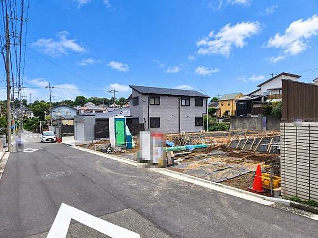 青空と心地よい陽光がたっぷりと差し込む開放的な住環境が広がっています。現地ご案内いたします。設備・仕様についてのご説明、周辺環境等のご案内も可能です。お気軽にお問い合わせください。
