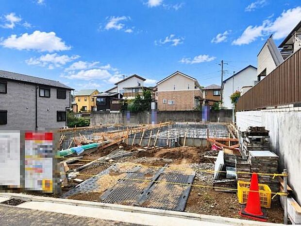 周辺は落ち着いた住宅街が広がり、日々のお散歩や家族での暮らしやすさも魅力のロケーション。高い建物がなく、青空が大きく見渡せる開放的な住環境です。