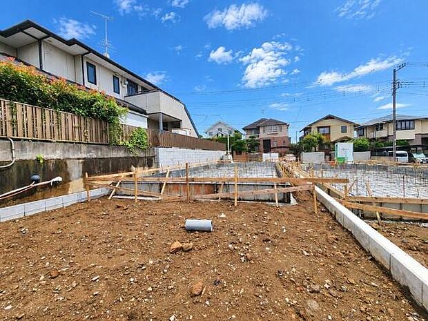 丁寧な基礎工事が進行中で、これからの新生活が楽しみになるロケーション。周辺は落ち着いた佇まいの住宅街が広がり、日々の暮らしに心地よい静けさと豊かな採光をもたらします。
