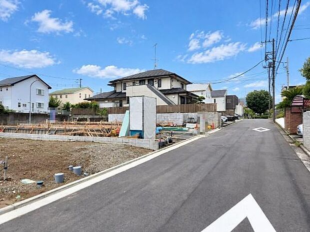 青空と心地よい陽光がたっぷりと差し込む開放的な住環境が広がっています。現地ご案内いたします。設備・仕様についてのご説明、周辺環境等のご案内も可能です。お気軽にお問い合わせください。