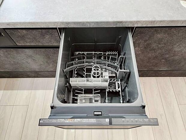 キッチンには、毎日の家事負担を大幅に軽減してくれるビルトイン食器洗い乾燥機を搭載しています。食後の食器洗いを任せることで、忙しい共働きのご家庭や子育て世帯の時間にゆとりをもたらします。