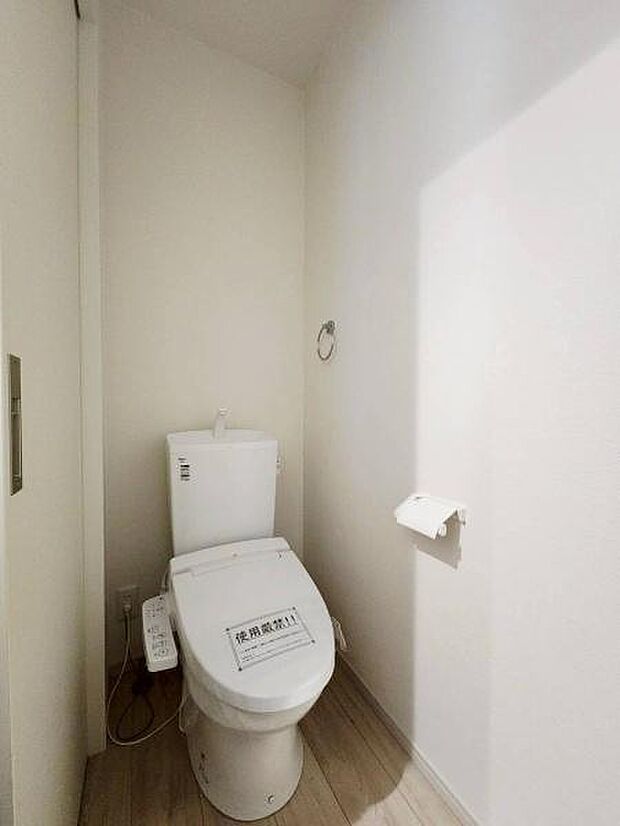 すっきりとしたホワイトの空間に、便利なウォシュレット機能付きトイレを完備。