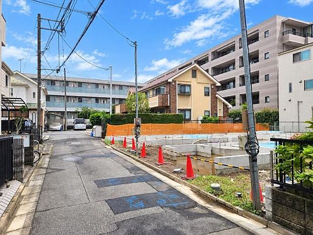 駅近×平坦アクセス!ゆとりある前面道路で日常の移動もスムーズな快適ロケーション。現地ご案内いたします。設備・仕様についてのご説明や、周辺環境のご案内も可能です。お気軽にお問い合わせください。