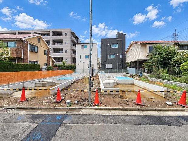 周辺は穏やかな空気が流れる住環境となっており、子育て世帯にも安心の落ち着いた雰囲気が広がっています。大切な愛車を雨風から守り、スマートな出入りを可能にするビルトインガレージを完備しています。