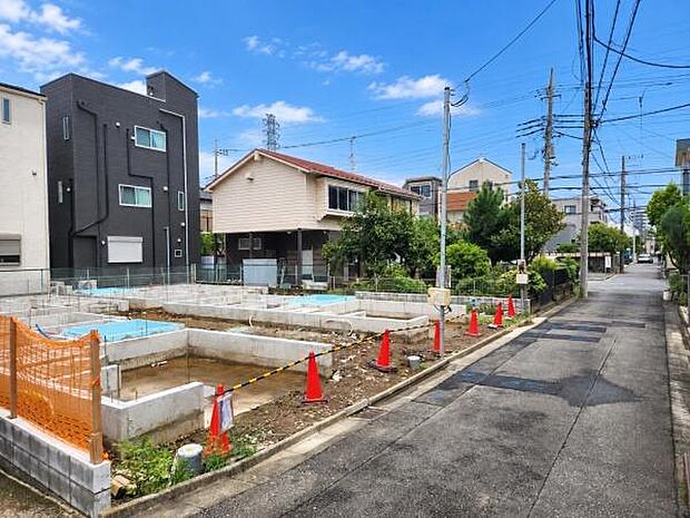 駅近×平坦アクセス!ゆとりある前面道路で日常の移動もスムーズな快適ロケーション。現地ご案内いたします。設備・仕様についてのご説明や、周辺環境のご案内も可能です。お気軽にお問い合わせください。