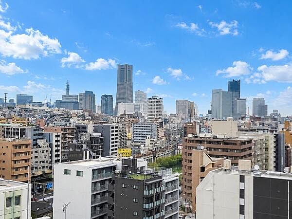 横浜ランドマークタワーを望む、最上階ならではの開放的なパノラマビュー。日中は都会的なスカイラインを、夜には美しい夜景を堪能できます。
