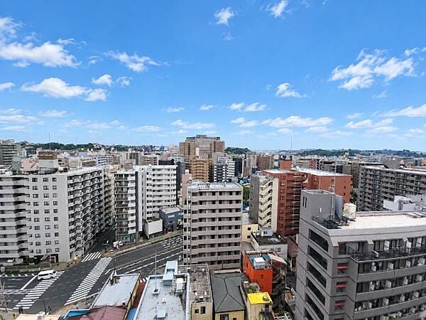 14階の最上階に位置し、目の前を遮る建物がないため、どこまでも広がる青空と豊かな陽光をたっぷりと満喫できます。