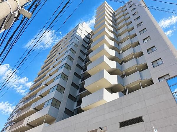 ベージュ系を基調とした洗練された外観デザインは、商店街の賑わいに溶け込みつつも、モダンな印象を与えます。鉄筋コンクリート造の建物は、耐久性や遮音性に優れ、快適な都市生活をサポートします。