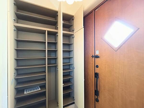 エントランスには天井まであるトールサイズの大型収納庫がございます～可動棚付ですので靴の種類や用途に合わせて色々収納が出来ます。