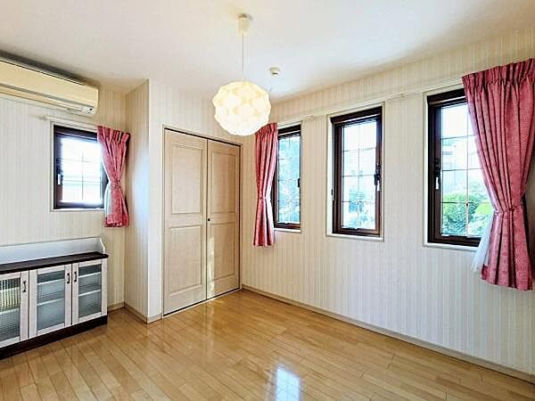 洋室5.5帖のお部屋。複数の窓から心地よい自然光がたっぷりと差し込む、明るく開放感のある洋室です。綺麗な木目のフローリングや落ち着いた内装が、リラックスできるプライベート時間を演出します。