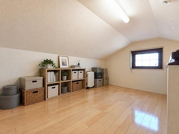 主寝室上には大型のロフト収納庫がございます。天井高がありながらも秘密基地のようなプライベート感を楽しめるロフトスペースです。（調度品はAI生成となります。）