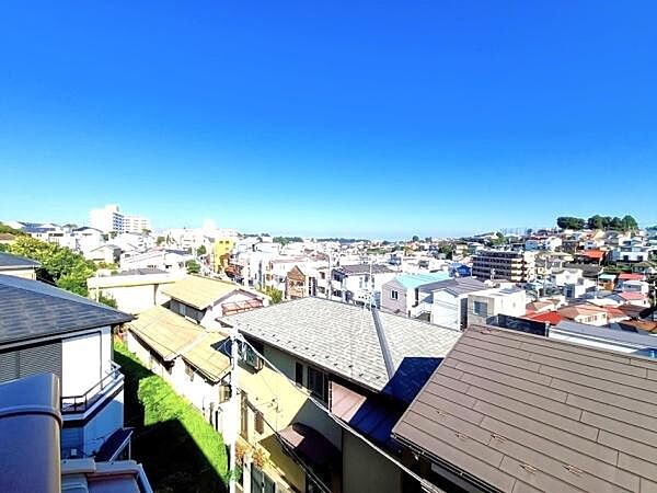 約180度のワイドな景観～爽やかな風が心地よく山手の街並みを見渡せる開放的な眺望が魅力です。季節の移ろいや空の表情を自宅から存分に楽しめる、贅沢なロケーションです。