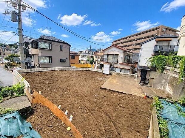 周辺にはマンションや戸建てが混在する落ち着いた住宅街が広がります。新旧の建物が調和するエリアで、新たな暮らしをスタートできる立地です。