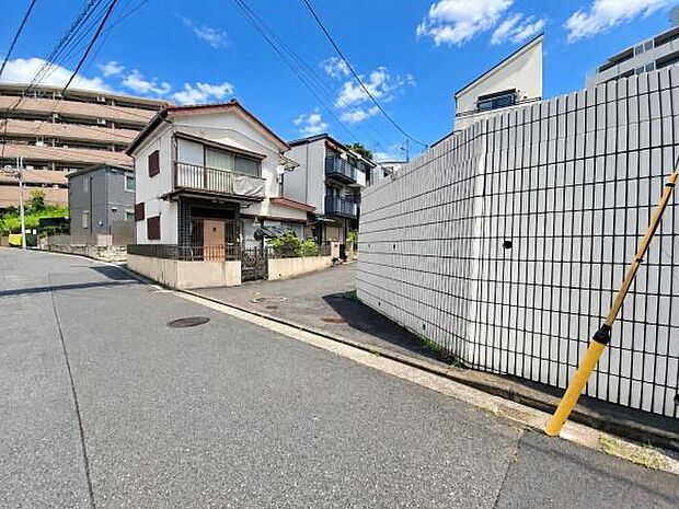 角地位置した住まいは、隣接する建物からの圧迫感が少なく開放的な佇まいです。個性的な外観デザインとともに、街並みでも存在感を放ちます。