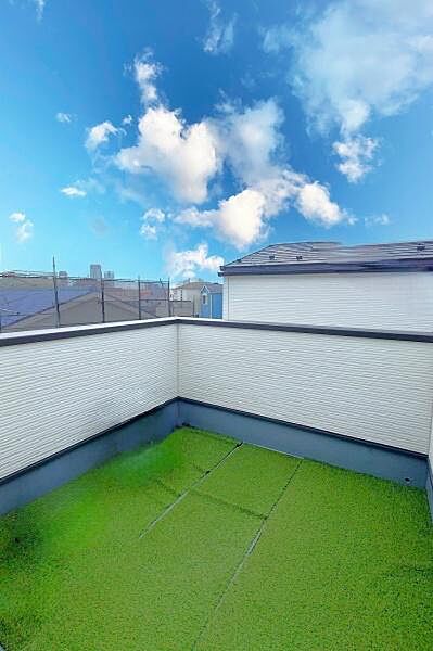 高い建物が視界を遮りにくく、見上げる青空と心地よい風を感じられる約5.23帖のルーフバルコニーです。晴れた日には心地よい陽光と風をたっぷりと満喫できます。