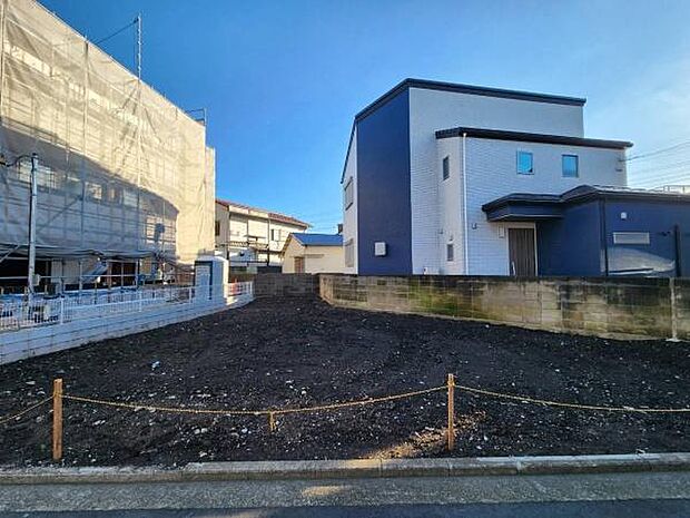 開放感と陽当りに恵まれた現地です。各階に居室や水回りがバランスよく配置されており、生活動線がスムーズです。各洋室や廊下などに収納を備え、すっきりと暮らせます。