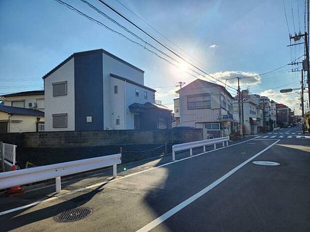 約8mのゆとりある公道に面した、たっぷりの陽光に包まれる開放的なロケーションです。前面にゆとりがあることで圧迫感がなく、毎日のご帰宅時や現地からの眺めにも開放感と心地よさを実感できます。