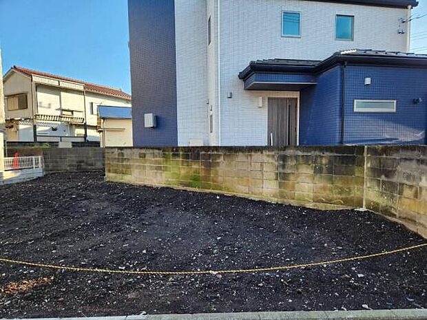 開放感と陽当りに恵まれた現地です。1階と3階にそれぞれ居室を配置し、ご家族のプライベート時間や個々の空間をしっかりと確保できる使い勝手の良いレイアウトです。