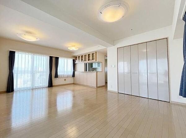 複数面の窓からたっぷりの光が差し込む明るい空間で、家族みんながゆったりとくつろげる広さを確保しています。