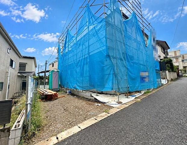 青空が広がる心地よい陽光に包まれた敷地です。お気軽にお問い合わせください。