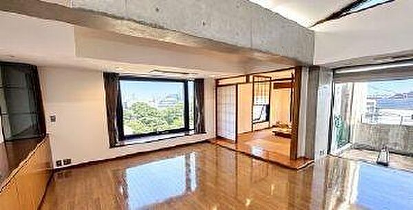 ゆったりとした広さを誇るリビングダイニングは、家族みんなが自然と集まる住まいの中心。大開口の窓の向こうに広がる景色や、隣接する和室のしつらえが、日々の暮らしに心安らぐゆとりをもたらします。