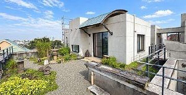 遮るもののない青空と心地よい風を感じられる、贅沢なルーフテラス。敷地内には庭園のような緑や和の趣を感じさせるしつらえが施され、日常の喧騒を忘れる極上のプライベート空間を演出します。