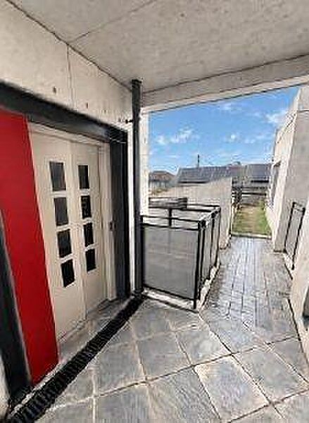 住まう方のプライバシーと独立性を高める専用エレベーターを完備しています。日常の移動をストレスフリーにし、まるで戸建てのような独立したプライベートアクセスを実現しています。