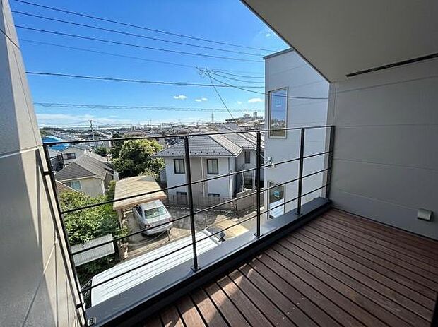 視線を遮るものがないため、たっぷりの陽光と爽やかな風が住まいの隅々まで行き渡り、明るく健やかな室内環境を創り出します。