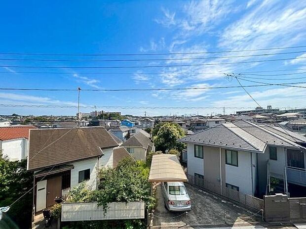 周辺に高い建物が少なく、遠くまで見渡せる心地よい抜けた眺望が広がります。大きな窓やバルコニーから、四季折々の空の移ろいや爽快な景色を日常のひとコマとしてお楽しみいただけます。