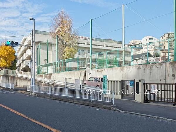 横浜市立宮谷小学校まで550m
