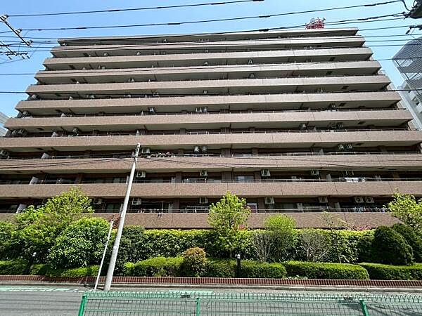 青空に美しく映える堂々とした佇まいが、住まいのステータスを高めてくれます。内覧予約受付中です、お気軽にお問い合わせください。